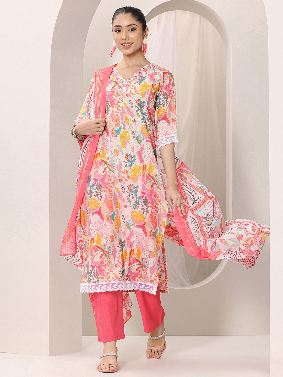 Libas White Floral Printed V-Neck Thread Work Straight Kurta With Trousers & Dupatta
Libas White Floral Printed V-Neck Thread Work Straight Kurta With Trousers & Dupatta
