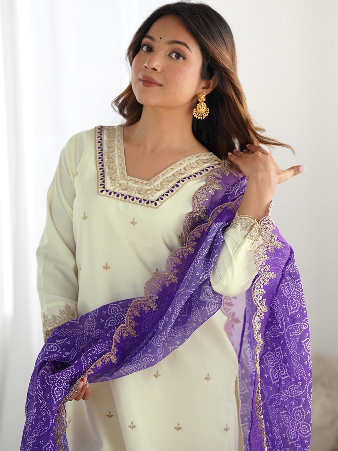 SKYLEE Floral Embroidered Straight Sequinned Kurta With Trousers And Dupatta, Off white
SKYLEE Floral Embroidered Straight Sequinned Kurta With Trousers And Dupatta, Off white