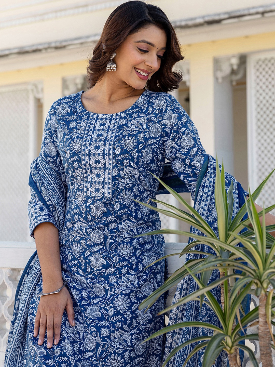 SKYLEE Floral Printed Straight Pure Cotton Kurta With Trousers And Dupatta, Navy blue
SKYLEE Floral Printed Straight Pure Cotton Kurta With Trousers And Dupatta, Navy blue