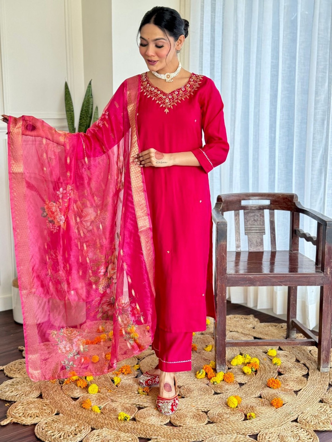 Navlik Floral Yoke Design Sweetheart Neck Sequinned Kurta With Trousers And Dupatta, Red
Navlik Floral Yoke Design Sweetheart Neck Sequinned Kurta With Trousers And Dupatta, Red
