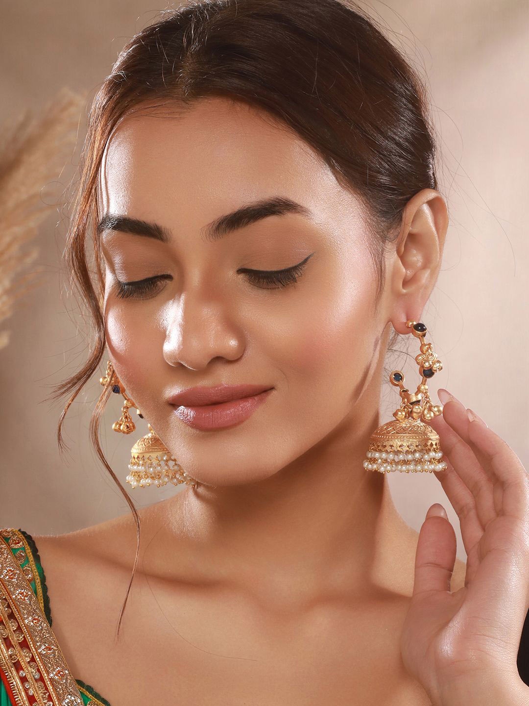 Saraf RS Jewellery Gold-Plated Artificial Stones Studded And Beaded Dome Shaped Jhumkas
Saraf RS Jewellery Gold-Plated Artificial Stones Studded And Beaded Dome Shaped Jhumkas