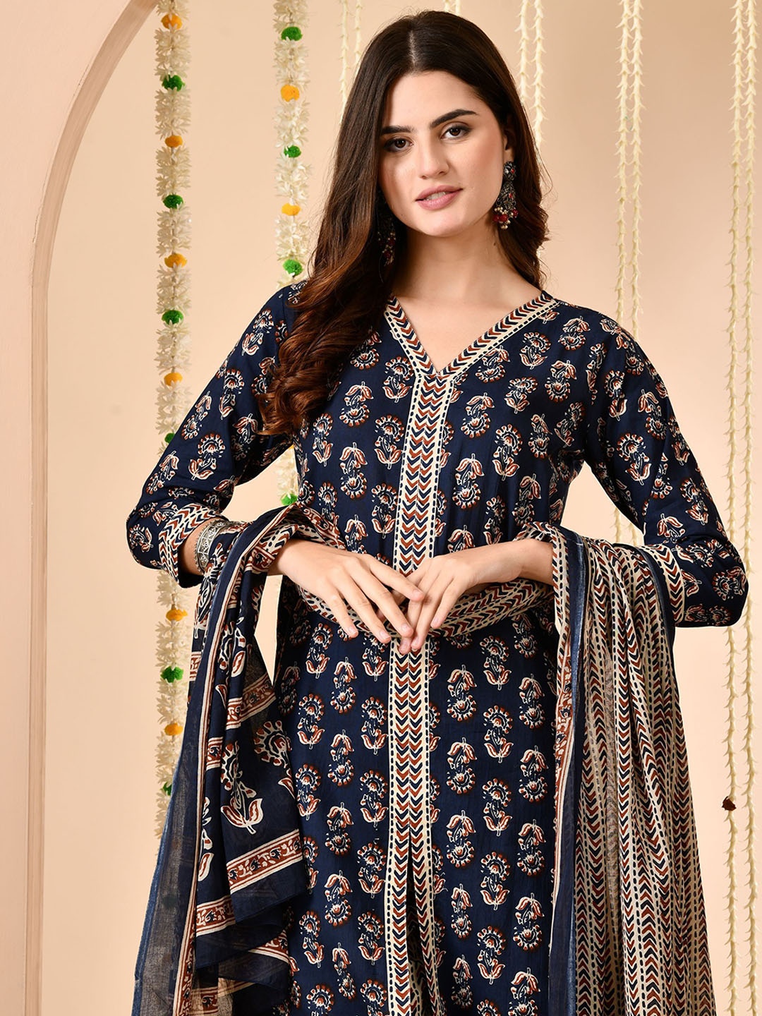 Anouk Women Floral Printed Regular Pure Cotton Kurta with Trousers & With Dupatta, Blue
Anouk Women Floral Printed Regular Pure Cotton Kurta with Trousers & With Dupatta, Blue