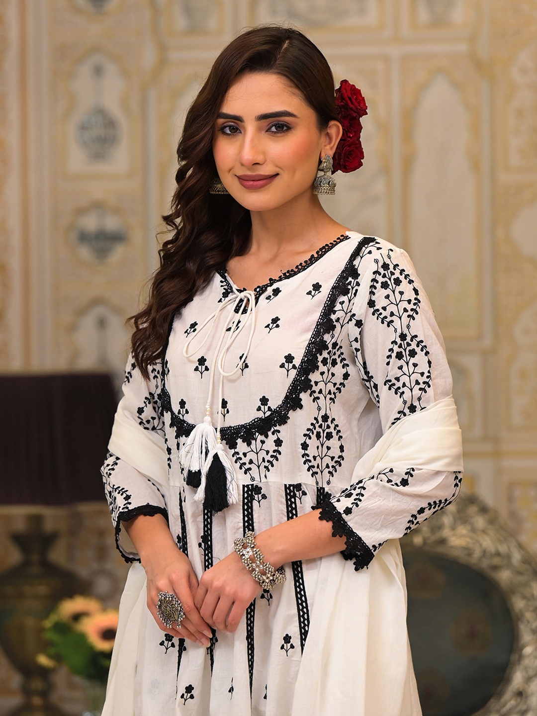 Varanga Women Ethnic Motifs Chikankari Pure Cotton Kurta with Trousers & With Dupatta, White
Varanga Women Ethnic Motifs Chikankari Pure Cotton Kurta with Trousers & With Dupatta, White