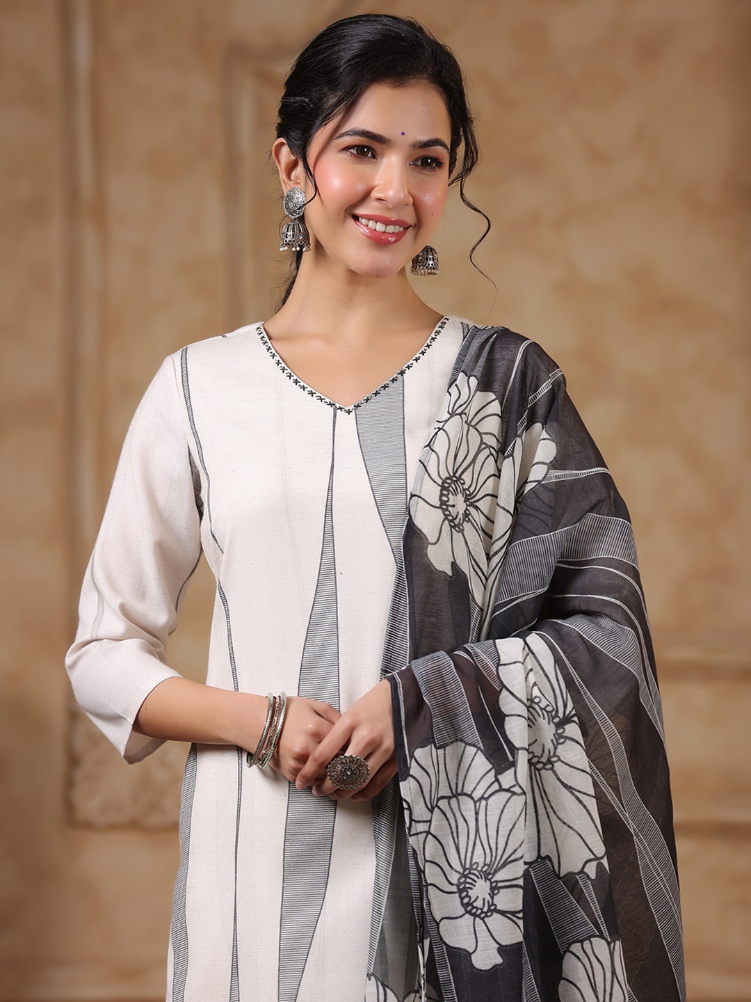 Varanga Women Floral Printed Regular Thread Work Pure Cotton Kurta with Trousers & With Dupatta, Off white
Varanga Women Floral Printed Regular Thread Work Pure Cotton Kurta with Trousers & With Dupatta, Off white
