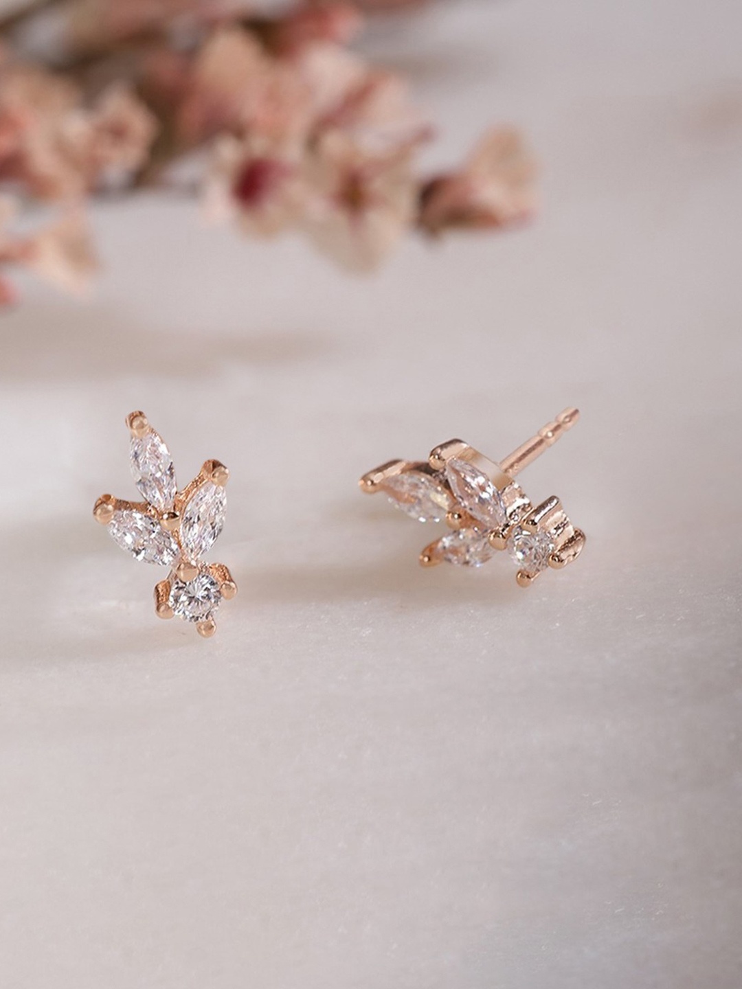Zavya 92.5 Sterling Silver Rose Gold-Plated Cubic Zirconia Leaf Shaped Studs Earrings
Zavya 92.5 Sterling Silver Rose Gold-Plated Cubic Zirconia Leaf Shaped Studs Earrings