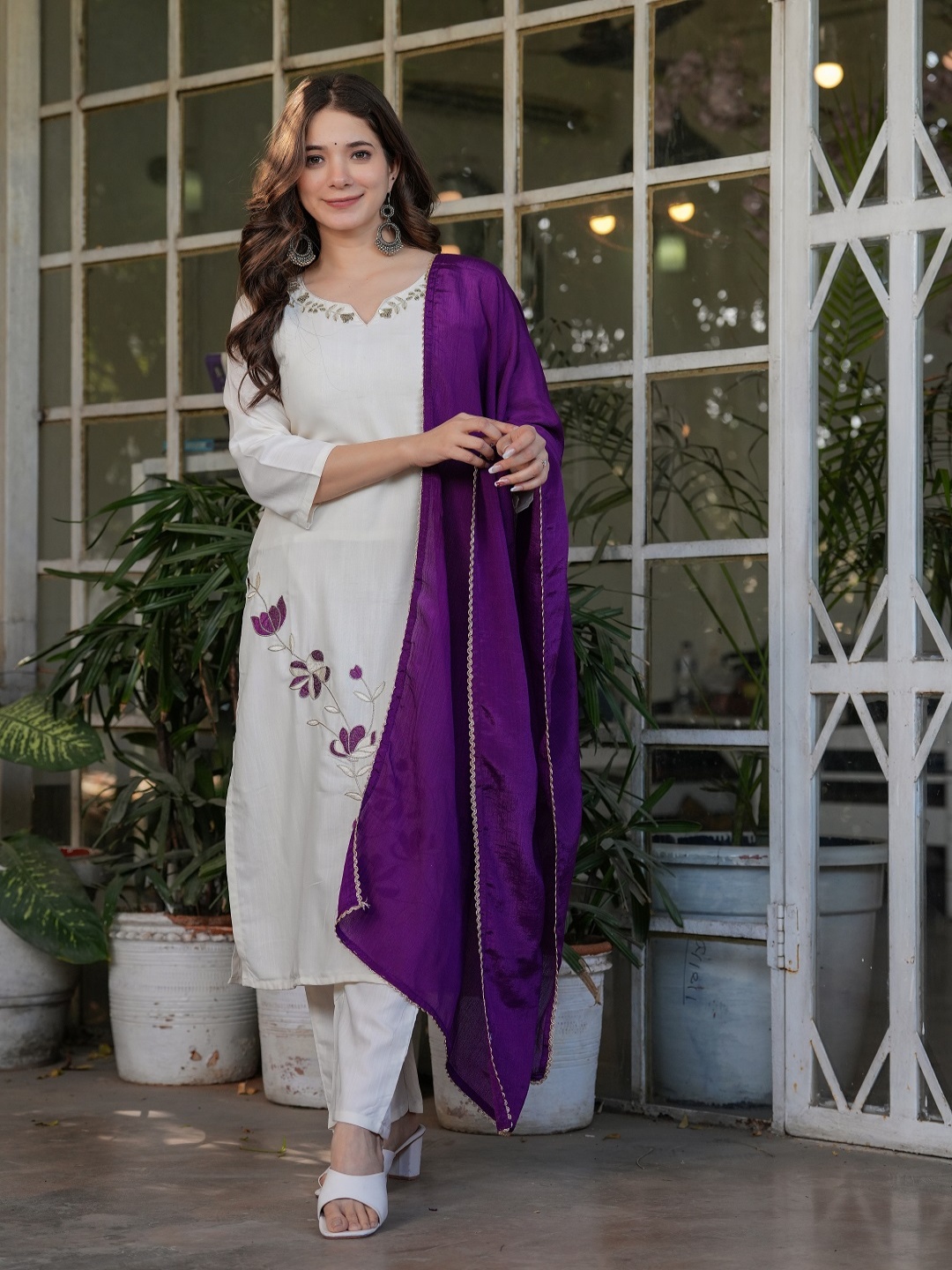 Murta Trends Women Embroidered Regular Thread Work Kurta with Trousers & With Dupatta, Off white
Murta Trends Women Embroidered Regular Thread Work Kurta with Trousers & With Dupatta, Off white