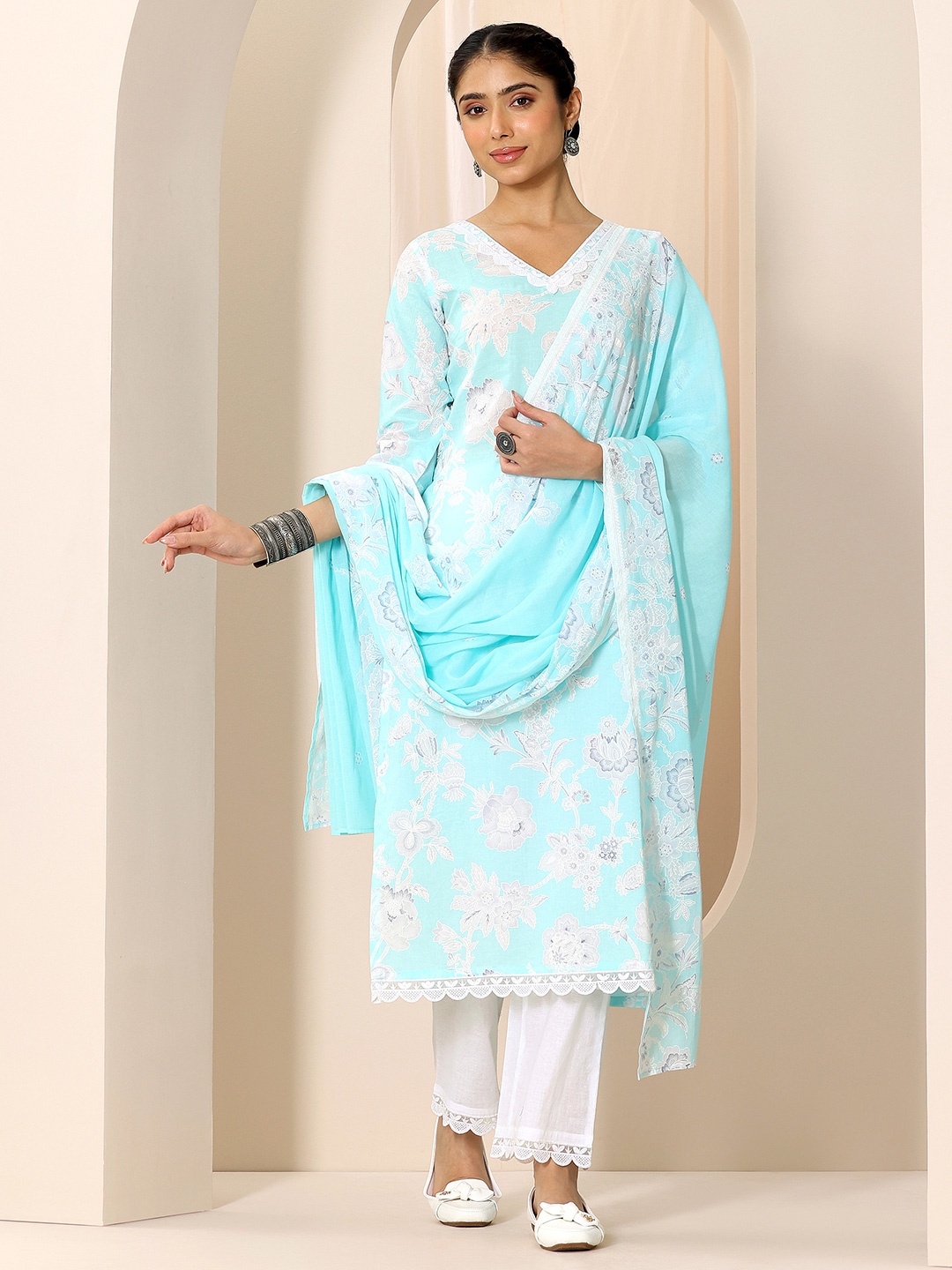 Libas Women Floral Printed Regular Sequinned Kurta with Trousers & With Dupatta, Blue
Libas Women Floral Printed Regular Sequinned Kurta with Trousers & With Dupatta, Blue