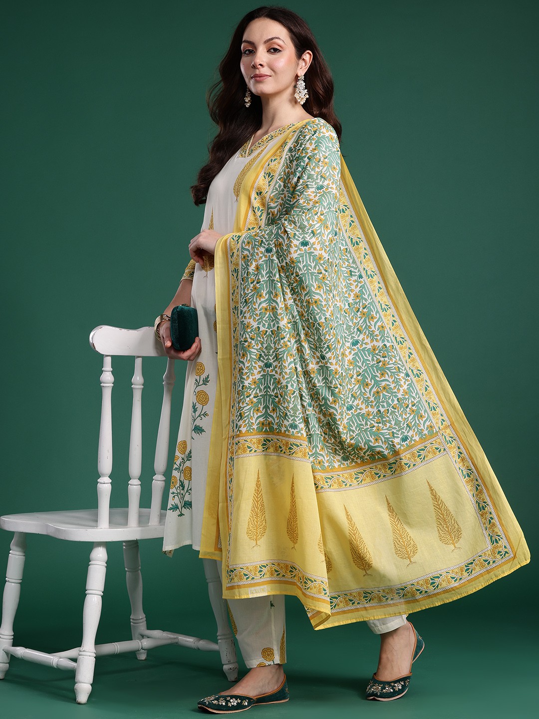 Indo Era Floral Printed Regular Pure Cotton Kurta with Trousers & With Dupatta, Off white
Indo Era Floral Printed Regular Pure Cotton Kurta with Trousers & With Dupatta, Off white