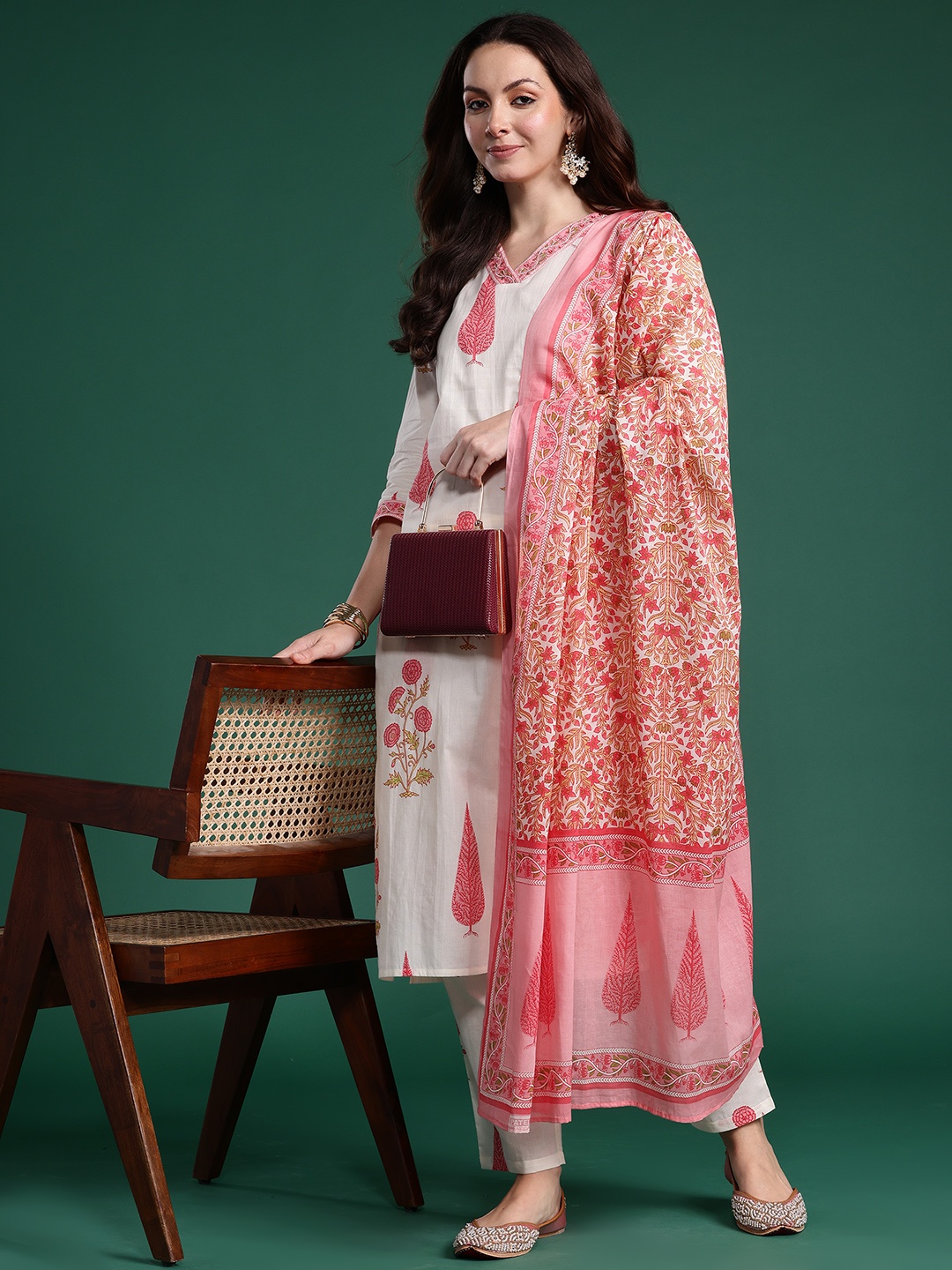 Indo Era Floral Printed Regular Pure Cotton Kurta with Trousers & With Dupatta, Off white
Indo Era Floral Printed Regular Pure Cotton Kurta with Trousers & With Dupatta, Off white