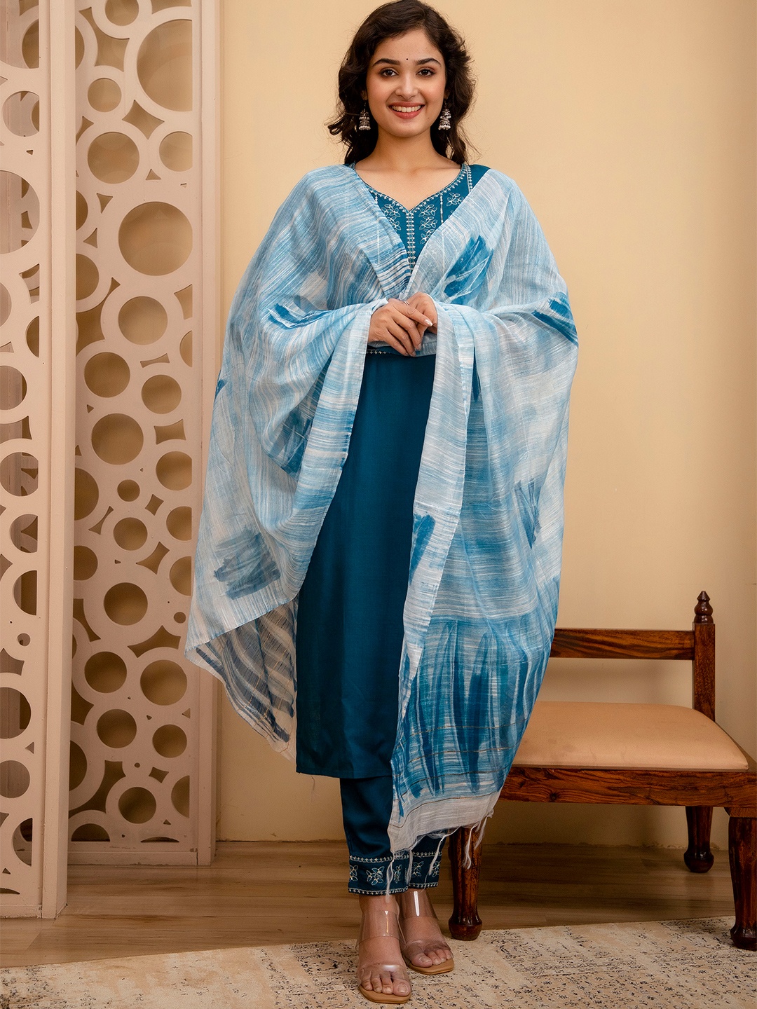 DishaDakshin Women Ethnic Motifs Embroidered Regular Kurta with Trousers & With Dupatta, Blue
DishaDakshin Women Ethnic Motifs Embroidered Regular Kurta with Trousers & With Dupatta, Blue