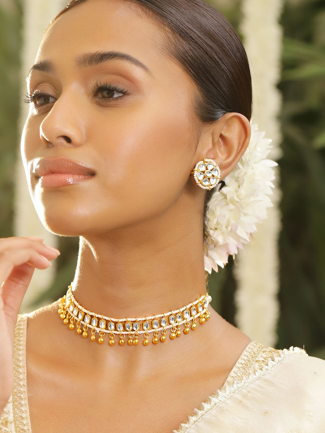 Rubans 18K Gold-Plated White Kundan Studded Gold Beaded Detailing Choker Necklace Set
Rubans 18K Gold-Plated White Kundan Studded Gold Beaded Detailing Choker Necklace Set