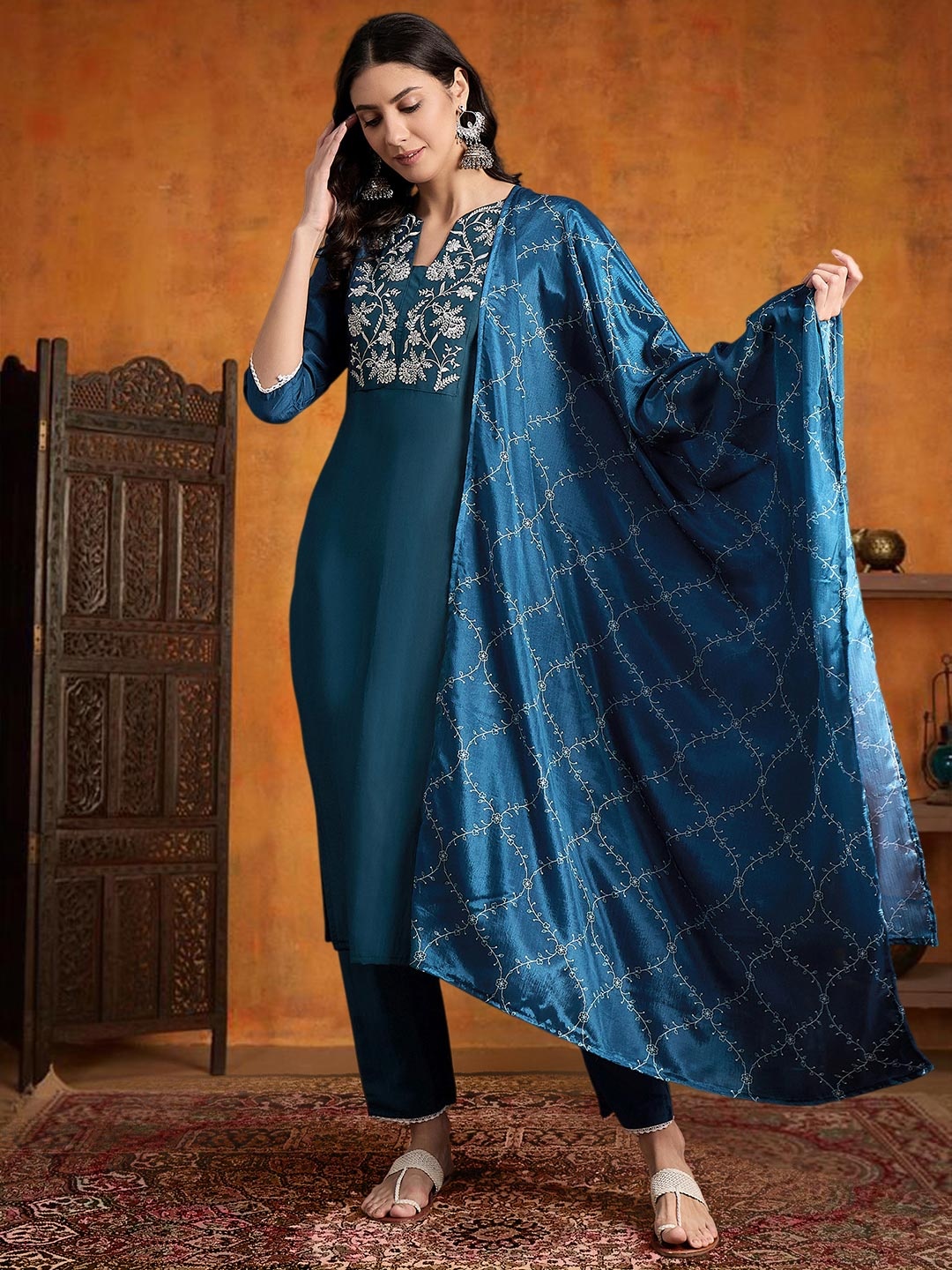 Anouk Rustic Women Floral Embroidered Regular Thread Work Kurta with Trousers & With Dupatta, Blue
Anouk Rustic Women Floral Embroidered Regular Thread Work Kurta with Trousers & With Dupatta, Blue