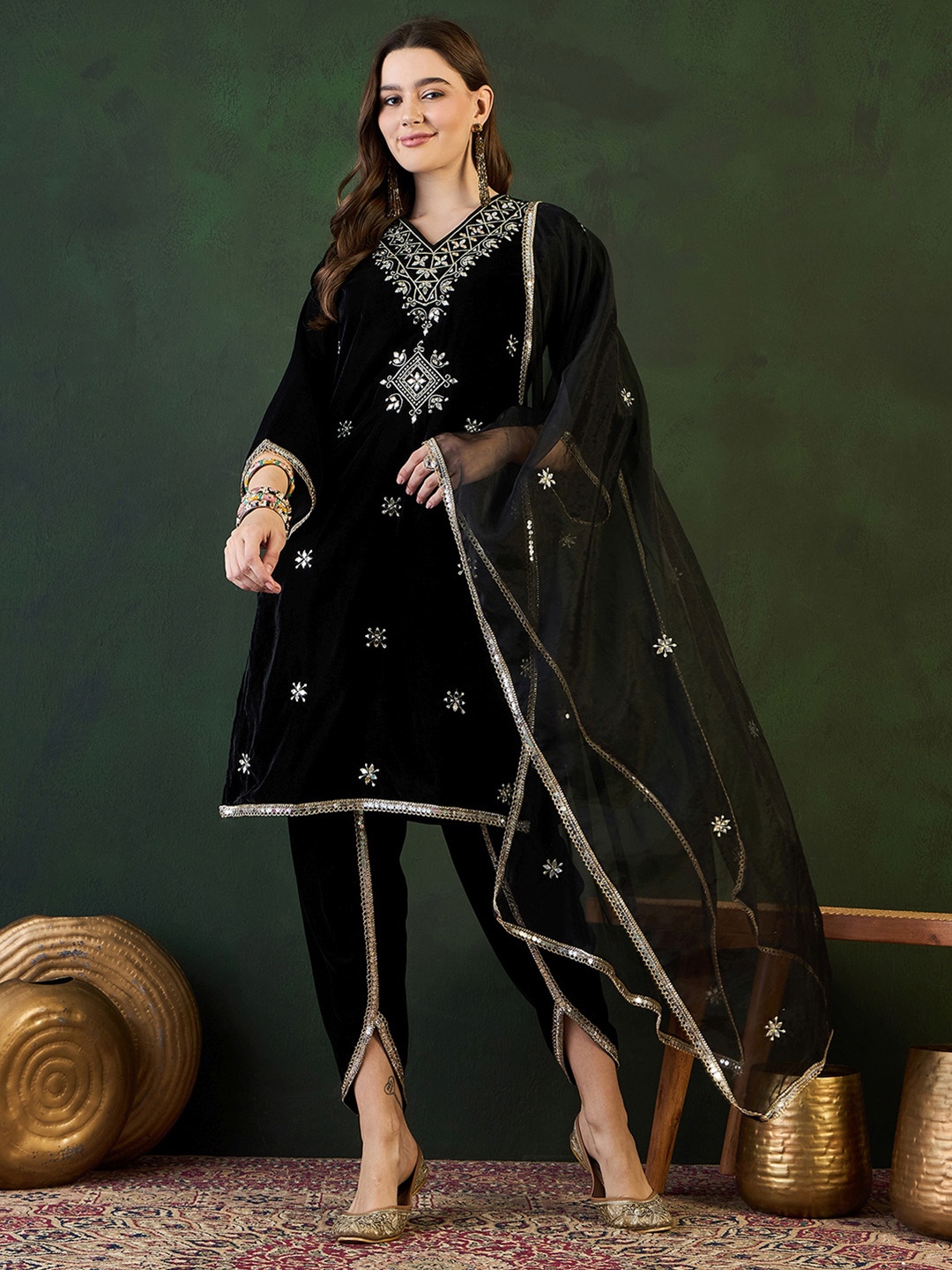 Ishin Women Ethnic Motifs Printed Regular Velvet Kurta with Trousers & With Dupatta, Black
Ishin Women Ethnic Motifs Printed Regular Velvet Kurta with Trousers & With Dupatta, Black