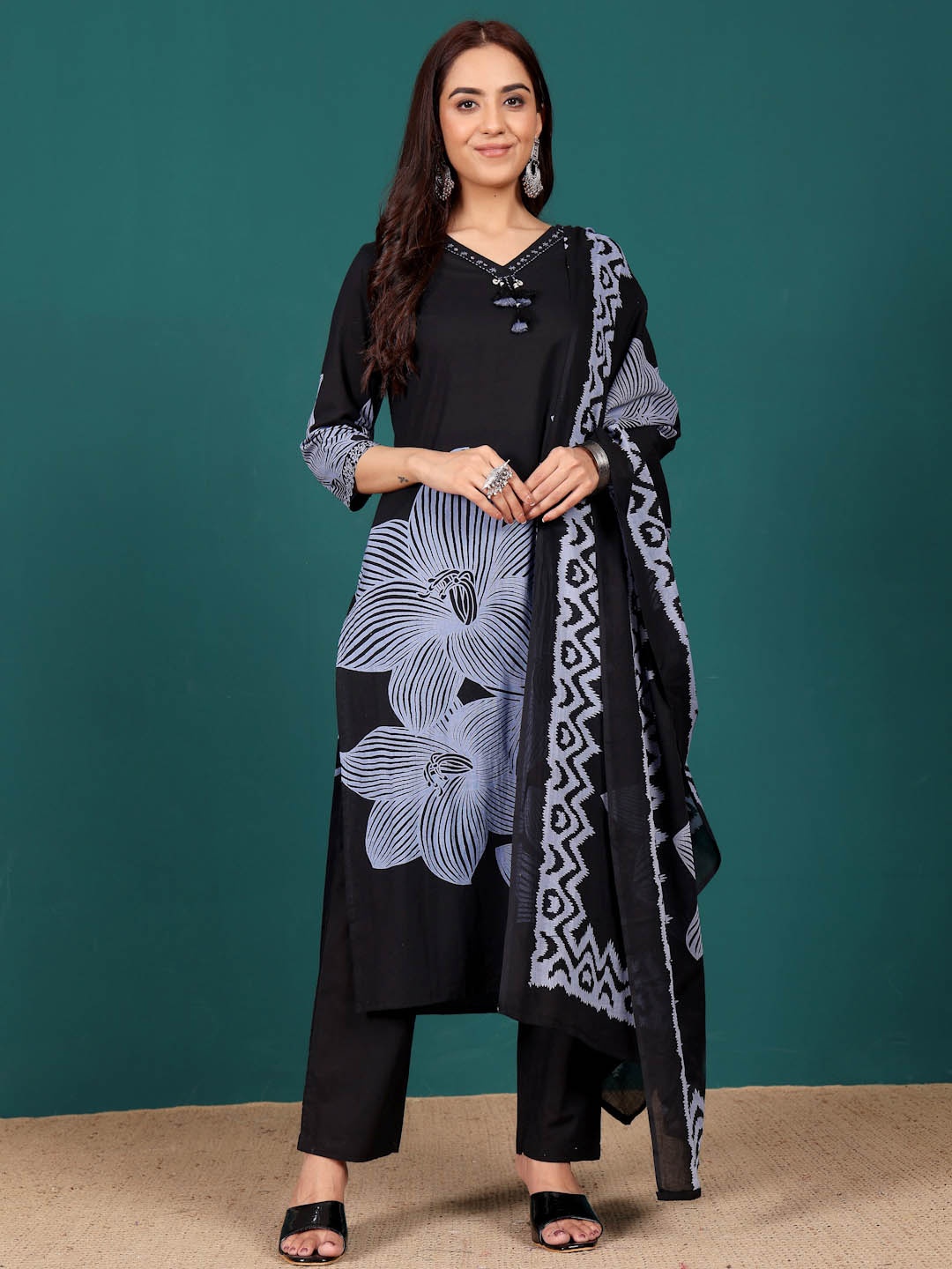 Varanga Women Ethnic Motifs Printed Regular Thread Work Kurta with Trousers & With Dupatta, Black
Varanga Women Ethnic Motifs Printed Regular Thread Work Kurta with Trousers & With Dupatta, Black