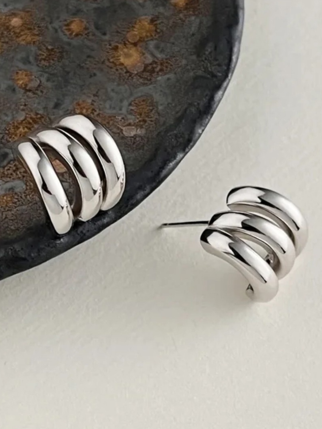 YU FASHIONS Silver-Plated Stainless Steel Hollow C Shaped Geometric Half Hoop Earrings
YU FASHIONS Silver-Plated Stainless Steel Hollow C Shaped Geometric Half Hoop Earrings