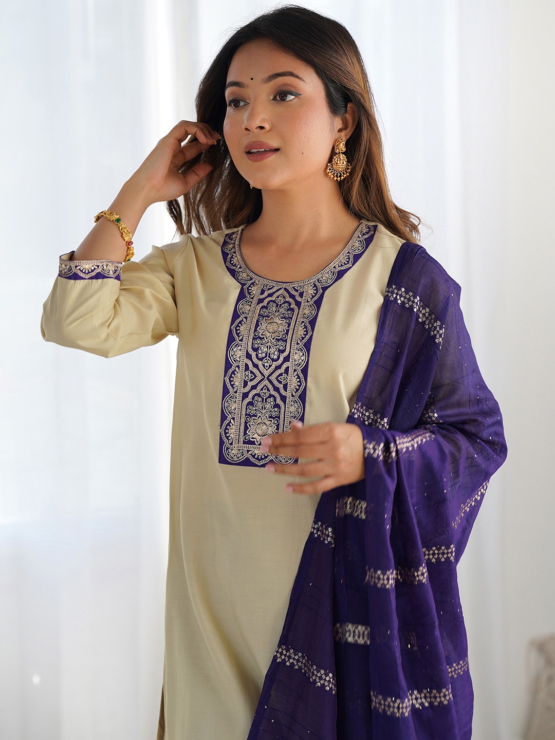 SKYLEE Floral Yoke Design Round Neck Sequinned Straight Kurta With Trousers & Dupatta, Beige
SKYLEE Floral Yoke Design Round Neck Sequinned Straight Kurta With Trousers & Dupatta, Beige