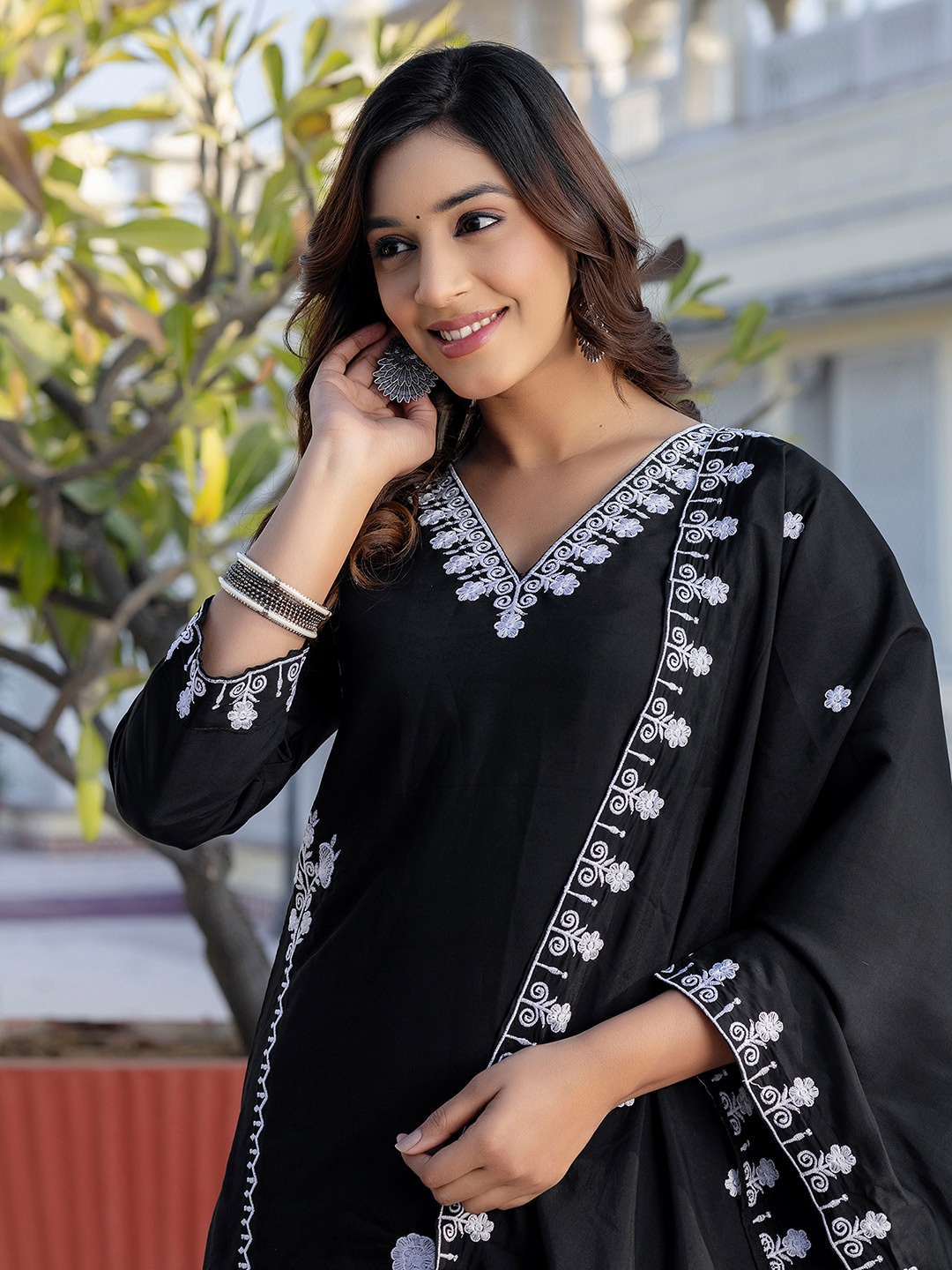 SKYLEE Floral Embroidered Thread Work Pure Silk Straight Kurta With Trousers & Dupatta, Black
SKYLEE Floral Embroidered Thread Work Pure Silk Straight Kurta With Trousers & Dupatta, Black