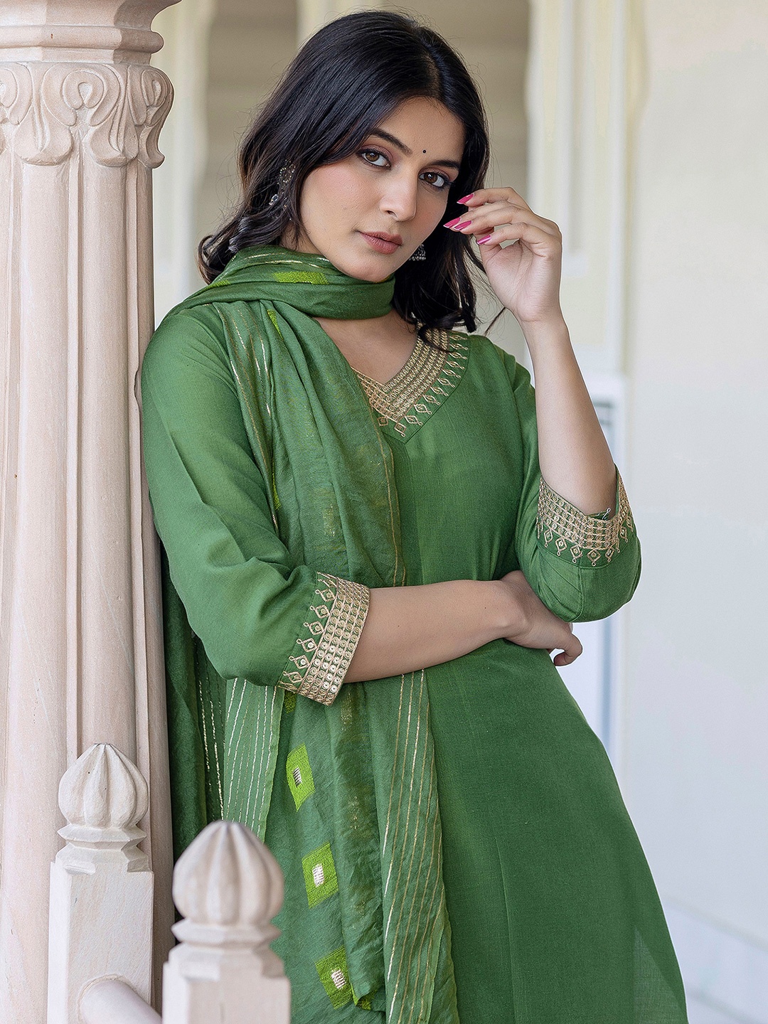 SKYLEE Geometric Yoke Design V-Neck Sequinned Straight Kurta With Trousers & Dupatta, Green
SKYLEE Geometric Yoke Design V-Neck Sequinned Straight Kurta With Trousers & Dupatta, Green