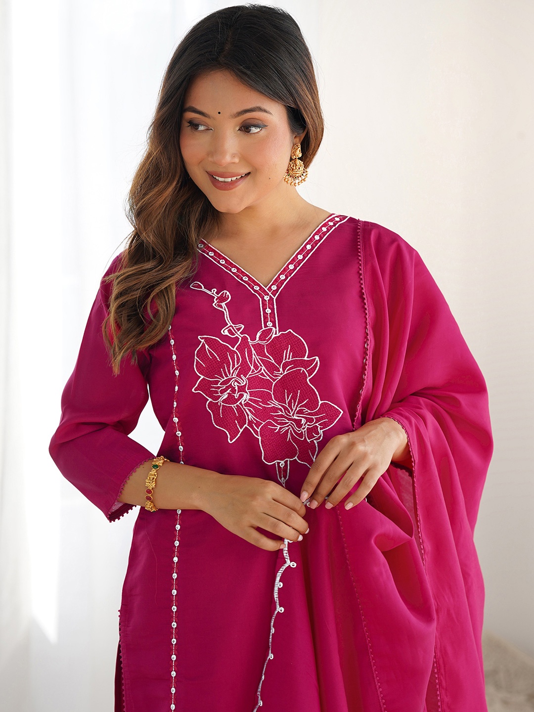 SKYLEE Floral Embroidered V-Neck Mirror Work Straight Kurta With Trousers & Dupatta, Pink
SKYLEE Floral Embroidered V-Neck Mirror Work Straight Kurta With Trousers & Dupatta, Pink