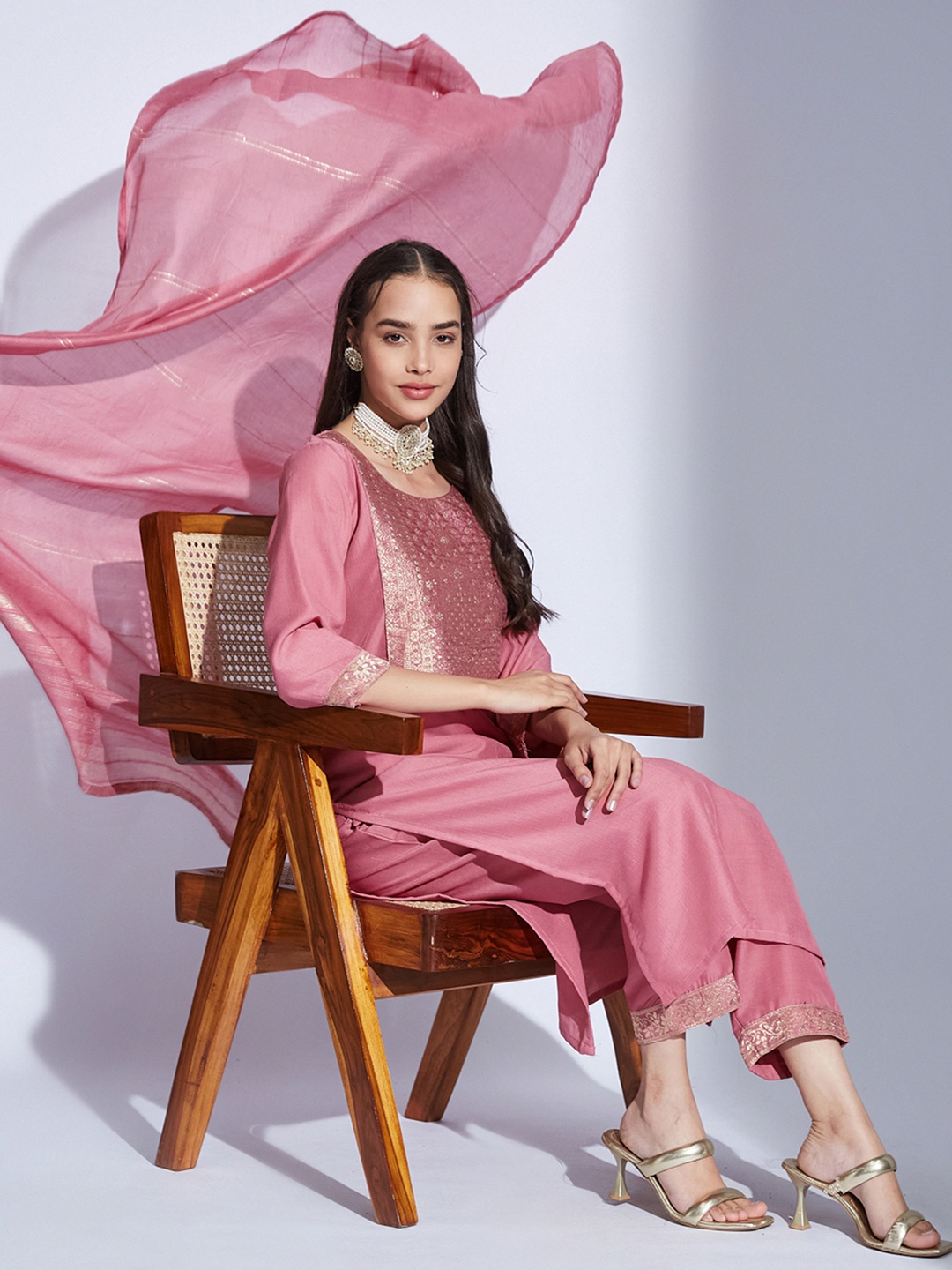 SKYLEE Floral Yoke Design Round Neck Sequinned Straight Kurta With Trousers & Dupatta, Pink
SKYLEE Floral Yoke Design Round Neck Sequinned Straight Kurta With Trousers & Dupatta, Pink