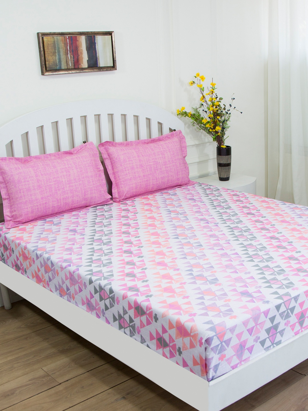 GM Off-White & Pink Geometric 144 TC Cotton 1 Super Queen Bedsheet with 2 Pillow Covers
GM Off-White & Pink Geometric 144 TC Cotton 1 Super Queen Bedsheet with 2 Pillow Covers