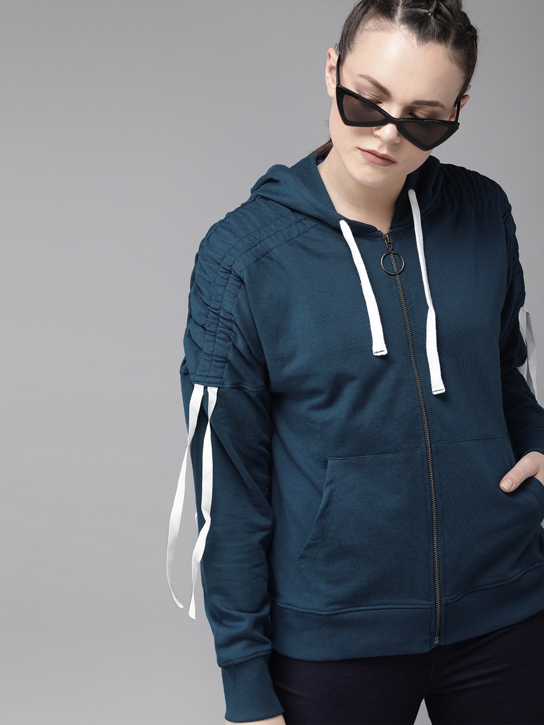 The Roadster Lifestyle Co Women Teal Blue Solid Hooded Sweatshirt With Taping Detail
The Roadster Lifestyle Co Women Teal Blue Solid Hooded Sweatshirt With Taping Detail
