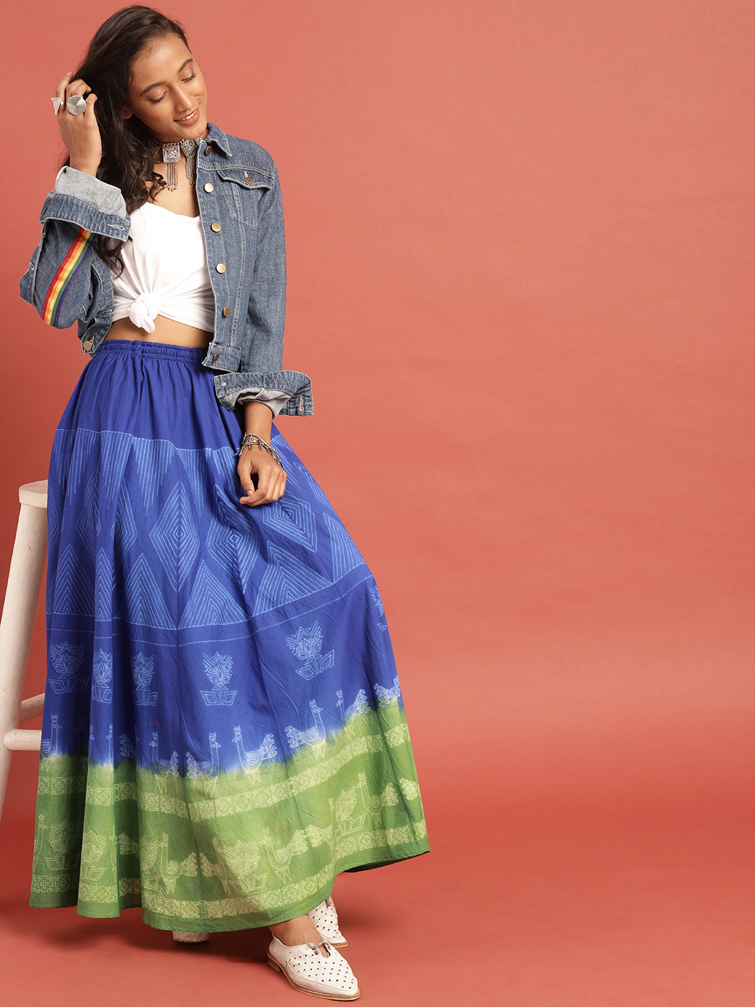 Taavi Women Blue & Green Shibori Hand Tie And Dye Technique Maxi Pure Cotton Skirt with Tie-Up Detail
Taavi Women Blue & Green Shibori Hand Tie And Dye Technique Maxi Pure Cotton Skirt with Tie-Up Detail