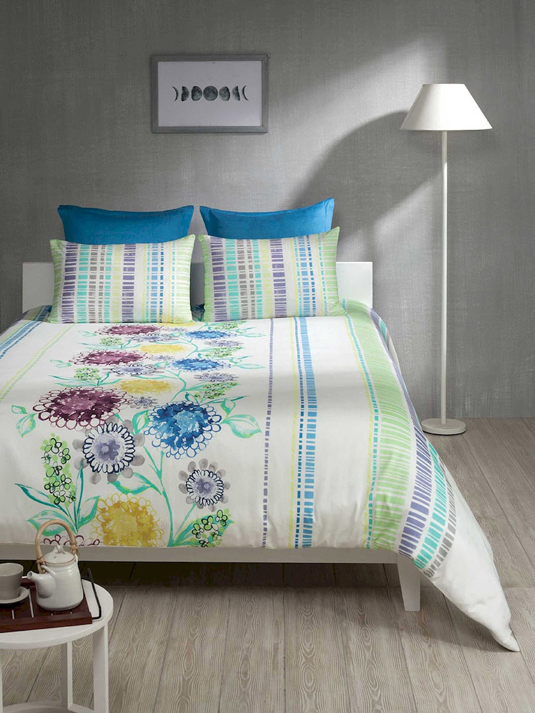 DDecor Blue & White Floral Flat 144 TC Cotton 1 Single Bedsheet with 2 Pillow Covers
DDecor Blue & White Floral Flat 144 TC Cotton 1 Single Bedsheet with 2 Pillow Covers