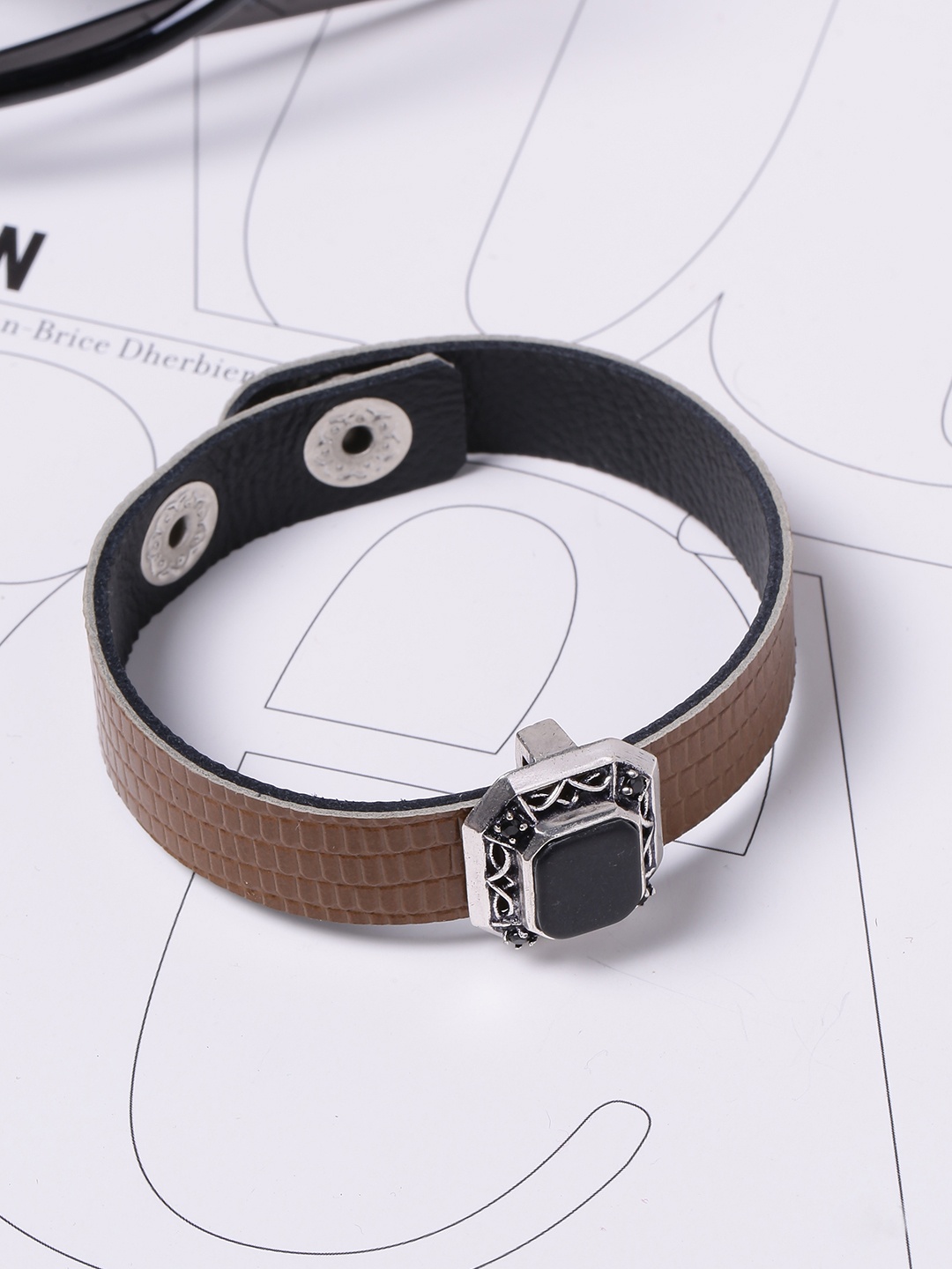 Dare by Voylla Men Silver-Toned & Brown Leather Silver-Plated Oxidised Charm Bracelet
Dare by Voylla Men Silver-Toned & Brown Leather Silver-Plated Oxidised Charm Bracelet