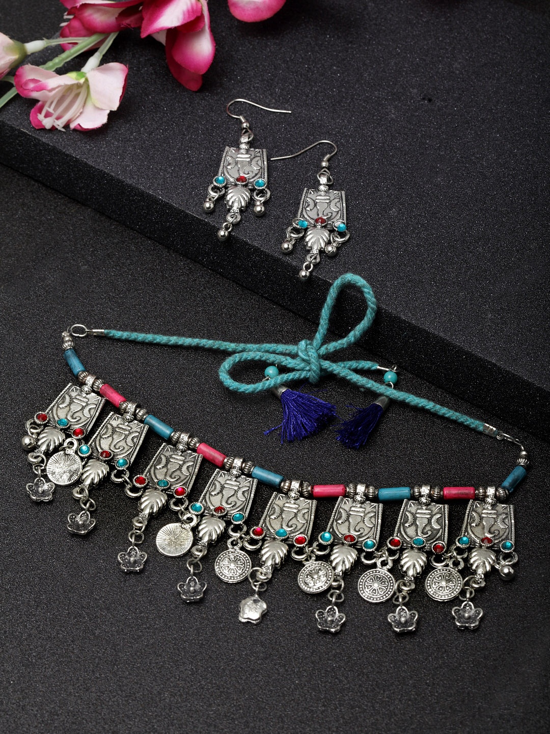 Moedbuille Women Oxidised Silver-Plated & Multicoloured Stone-Studded Jewellery Set
Moedbuille Women Oxidised Silver-Plated & Multicoloured Stone-Studded Jewellery Set