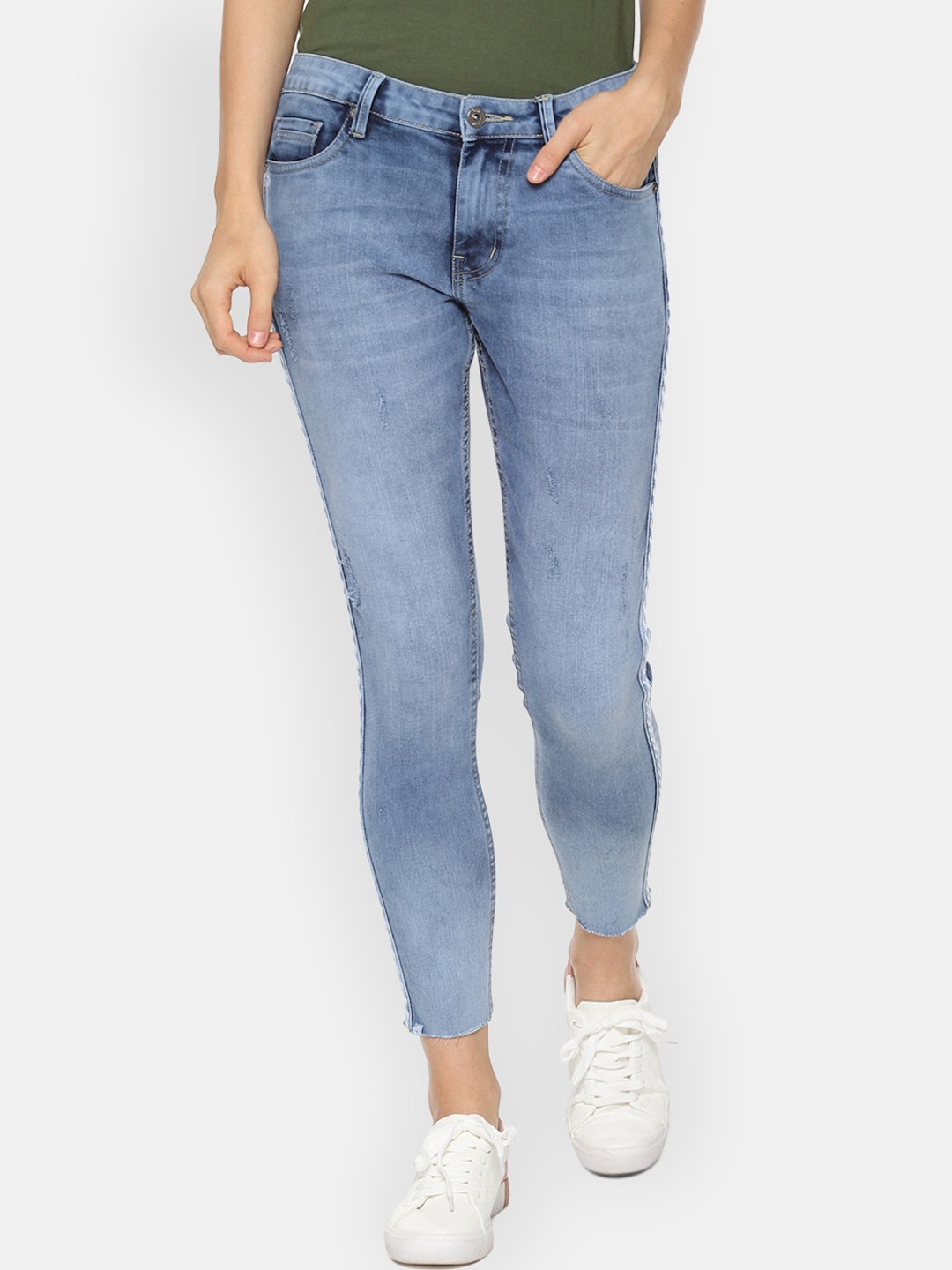 People Women Blue Skinny Fit Mid-Rise Clean Look Stretchable Crop Jeans