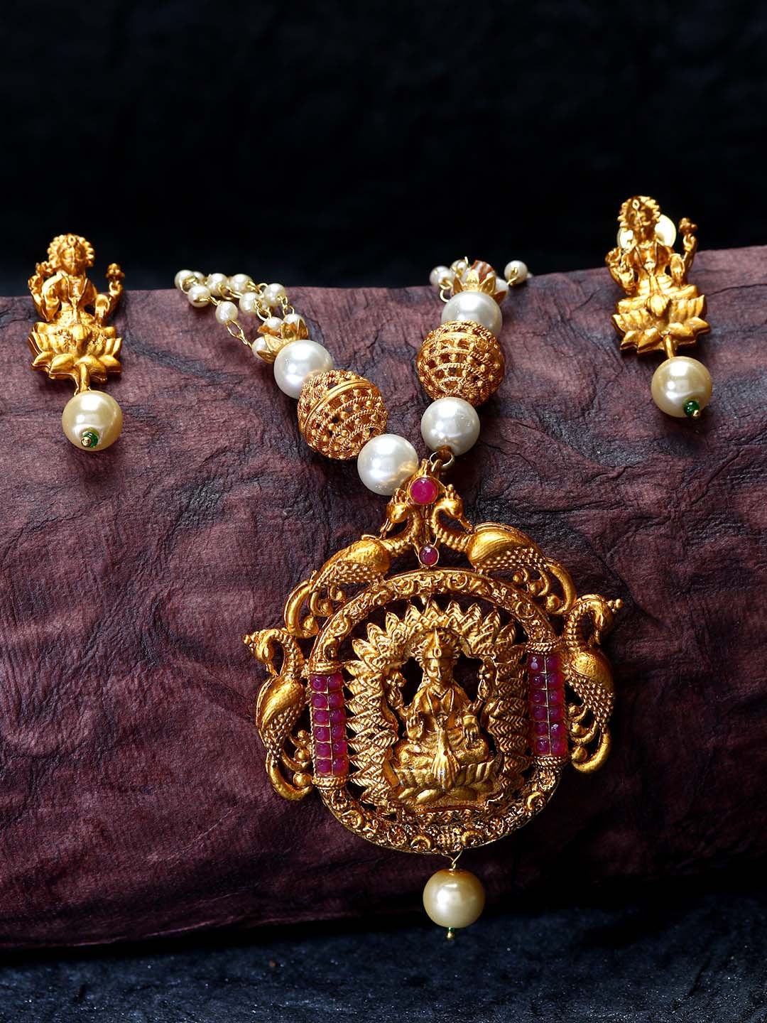 ANIKAS CREATION Gold-Plated & Red Stone-Studded Gold-Plated Maa Laxmi Temple Jewellery Set
ANIKAS CREATION Gold-Plated & Red Stone-Studded Gold-Plated Maa Laxmi Temple Jewellery Set