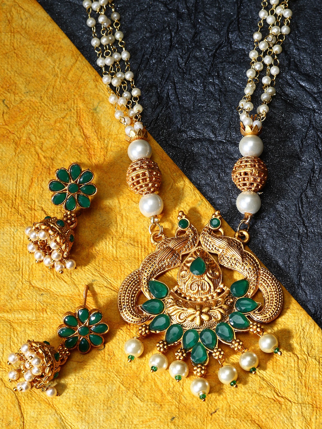 ANIKAS CREATION Gold-Plated & Black Stone-Studded Pearl Beaded Peacock Shape Temple Jewellery Set
ANIKAS CREATION Gold-Plated & Black Stone-Studded Pearl Beaded Peacock Shape Temple Jewellery Set