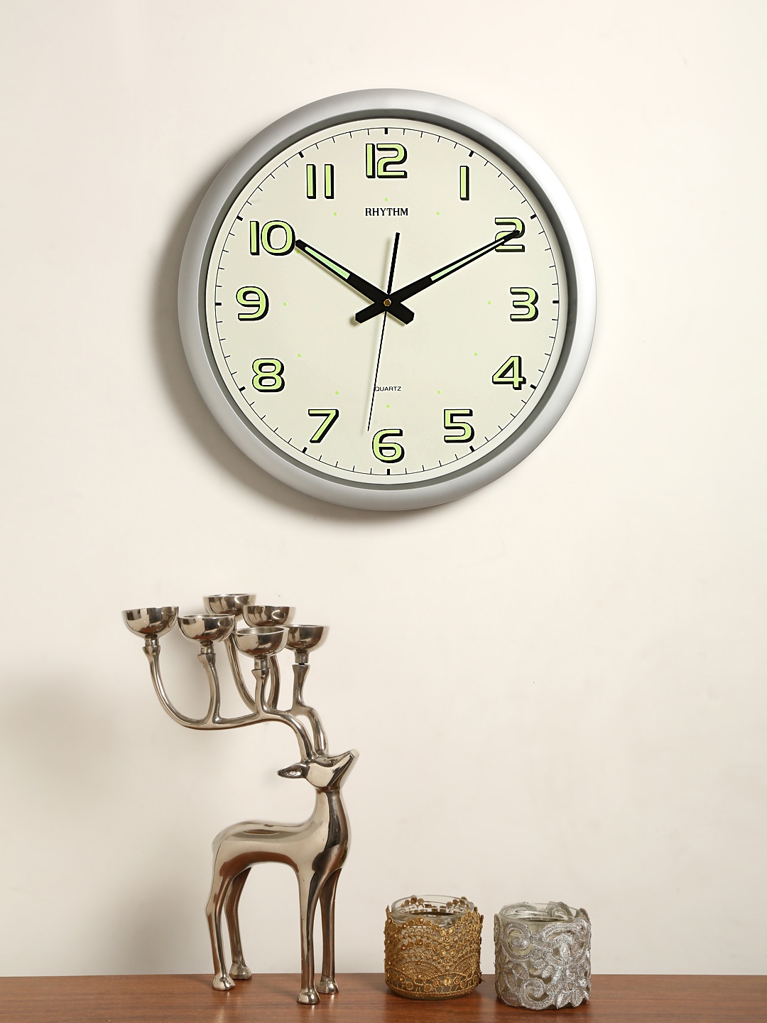 Rhythm Off-White & Silver-Toned Handcrafted Round Solid Analogue Wall Clock