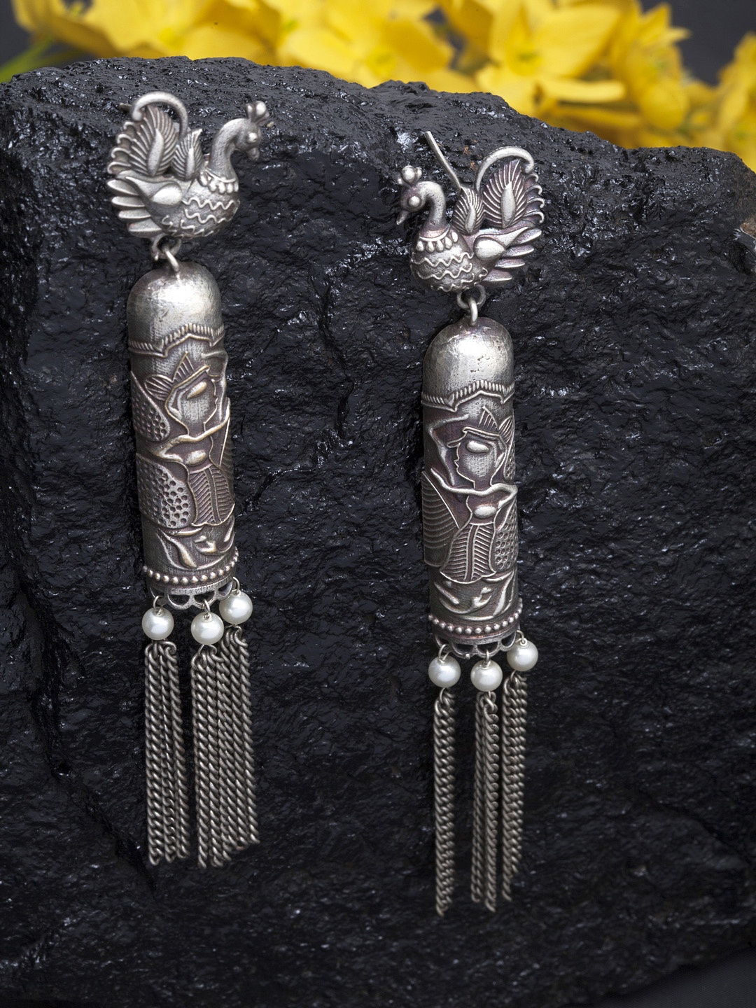 Moedbuille Silver-Plated Gunmetal-Toned & White Handcrafted Peacock Shaped Drop Earrings, Metallic
Moedbuille Silver-Plated Gunmetal-Toned & White Handcrafted Peacock Shaped Drop Earrings, Metallic