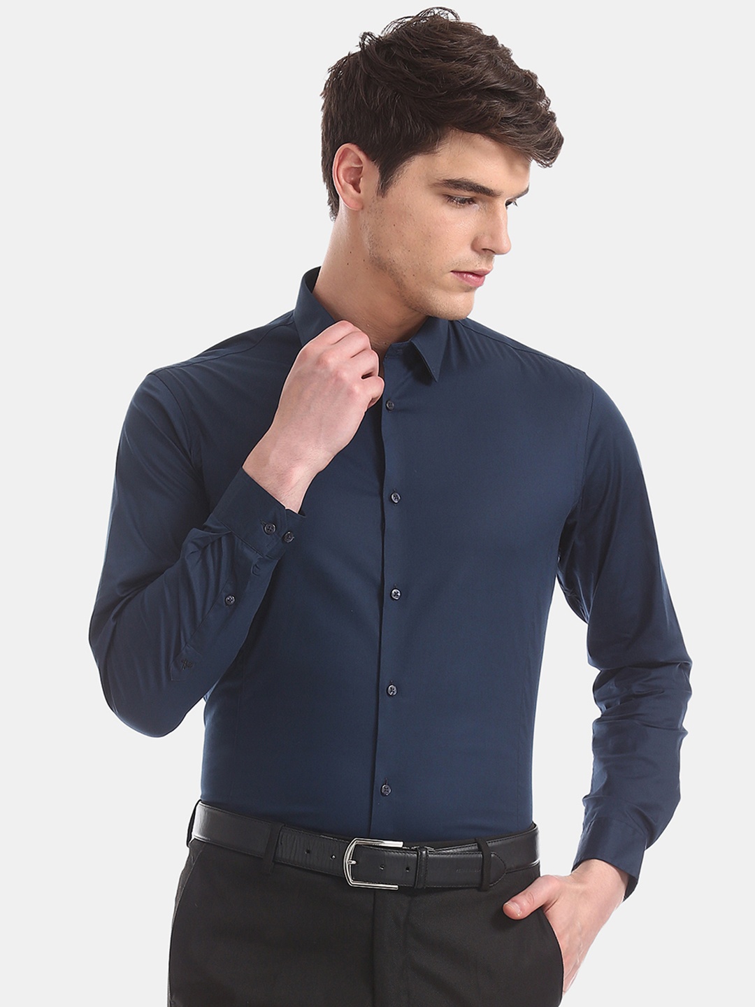 Arrow Men Navy Blue Skinny Fit Solid Formal Shirt