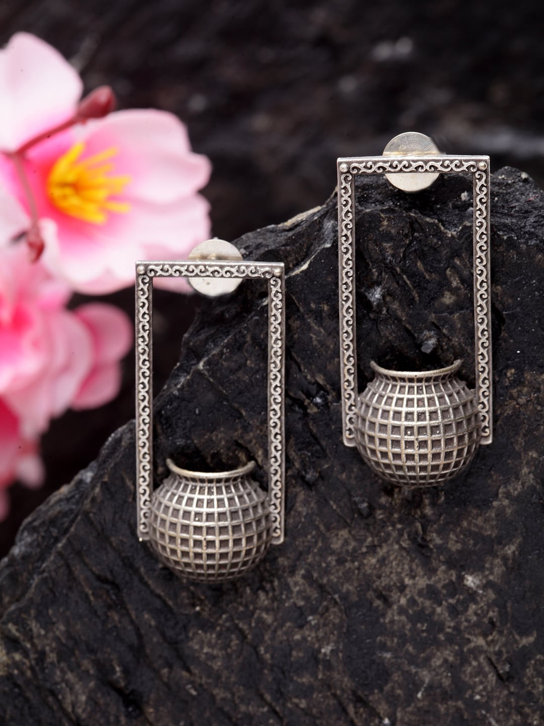 Moedbuille Gunmetal-Toned Silver Plated Handcrafted Contemporary Drop Earrings, Metallic
Moedbuille Gunmetal-Toned Silver Plated Handcrafted Contemporary Drop Earrings, Metallic
