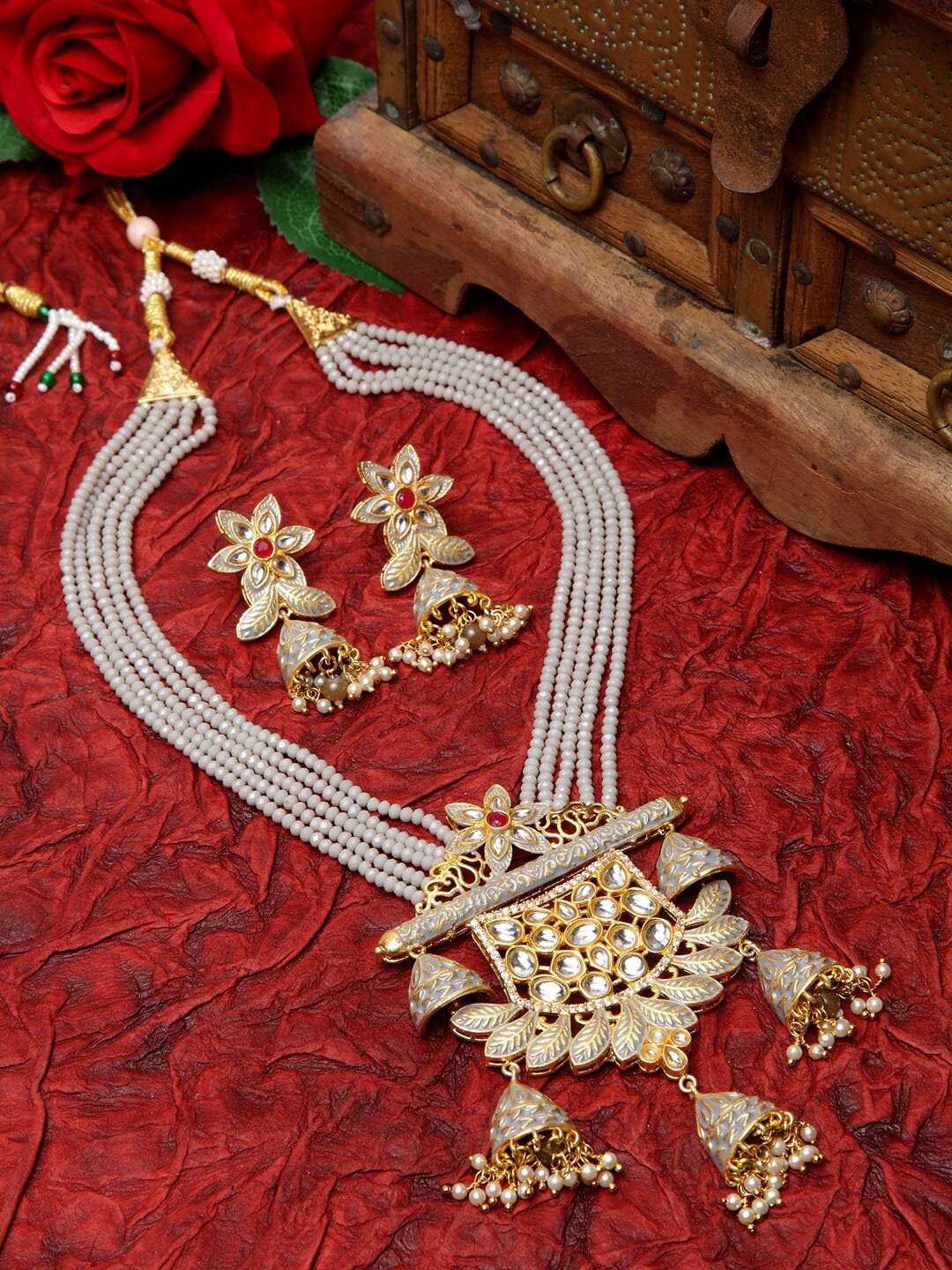 Moedbuille Gold-Plated Grey & White Kundan-Studded Onyx Beaded Meenakari Jadau Jewellery Set
Moedbuille Gold-Plated Grey & White Kundan-Studded Onyx Beaded Meenakari Jadau Jewellery Set