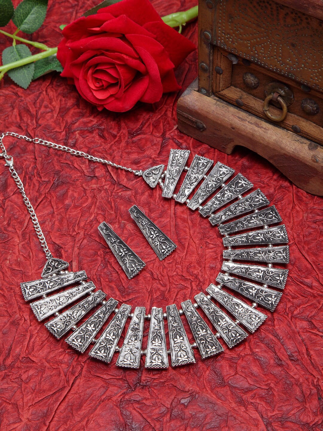 Moedbuille Oxidised Brass-Plated Silver-Toned Contemporary Filigree Handcrafted Tribal Jewellery Set
Moedbuille Oxidised Brass-Plated Silver-Toned Contemporary Filigree Handcrafted Tribal Jewellery Set