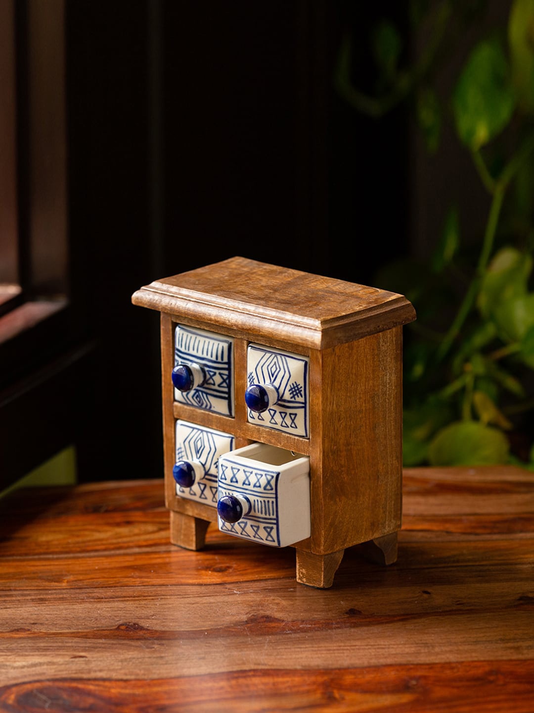 ExclusiveLane Brown Hand-Painted Ceramic Antique Finish Wooden Chest Drawer Organisers
ExclusiveLane Brown Hand-Painted Ceramic Antique Finish Wooden Chest Drawer Organisers