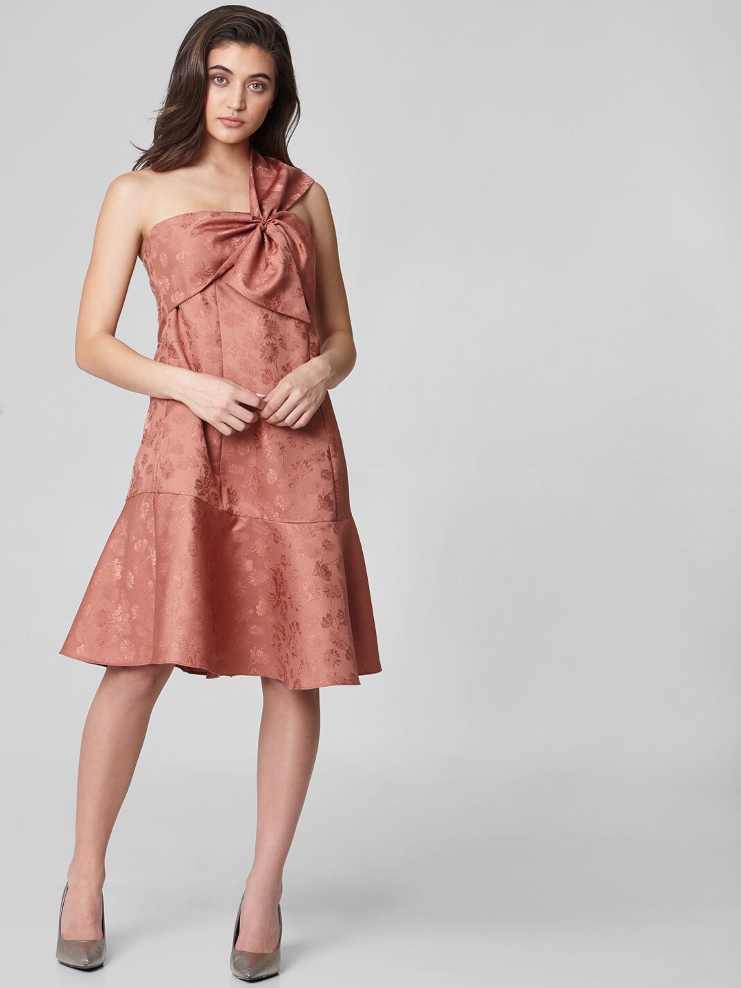 Vero Moda Marquee Collection Women Brown Self Design One Shoulder Fit and Flare Dress
Vero Moda Marquee Collection Women Brown Self Design One Shoulder Fit and Flare Dress