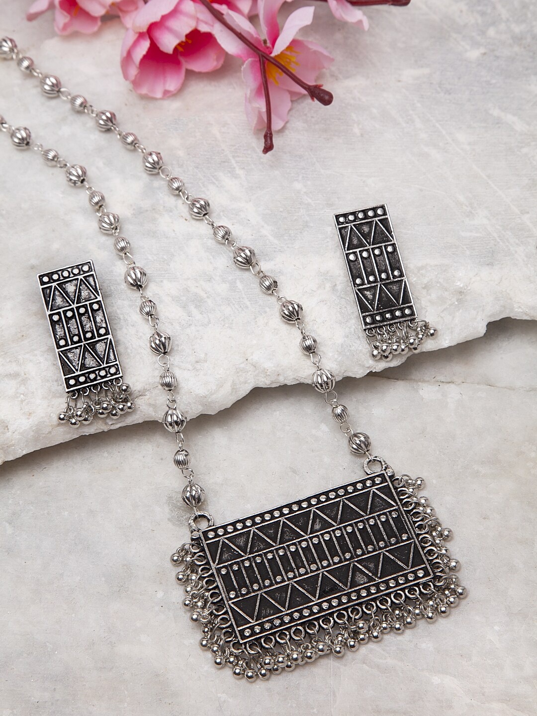 Moedbuille Metallic Silver-Toned Ghungroo Studded Filigree Tribal Temple Design Handcrafted Jewellery Set
Moedbuille Metallic Silver-Toned Ghungroo Studded Filigree Tribal Temple Design Handcrafted Jewellery Set