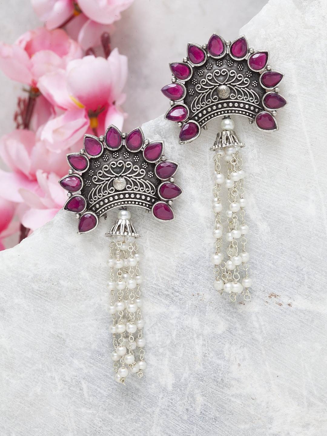 Moedbuille Silver-Plated & Pink Handcrafted Stone & Pearls Studded Contemporary Jhumkas
Moedbuille Silver-Plated & Pink Handcrafted Stone & Pearls Studded Contemporary Jhumkas