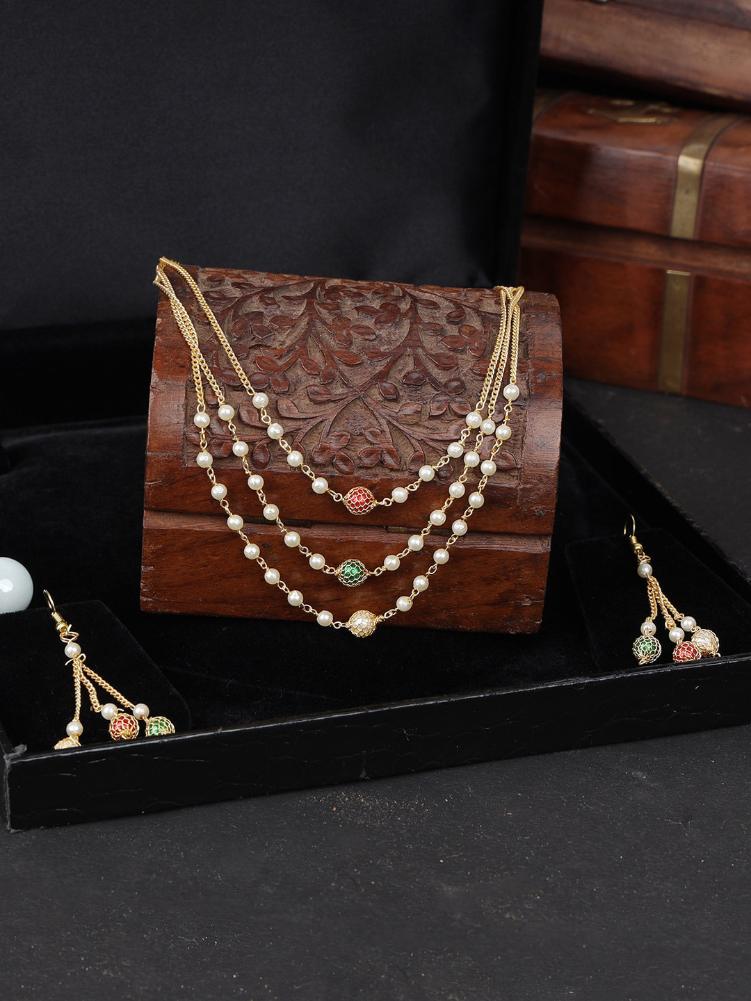 ANIKAS CREATION Gold-Plated White & Red Beaded Multi-Stranded Handcrafted Jewellery Set
ANIKAS CREATION Gold-Plated White & Red Beaded Multi-Stranded Handcrafted Jewellery Set
