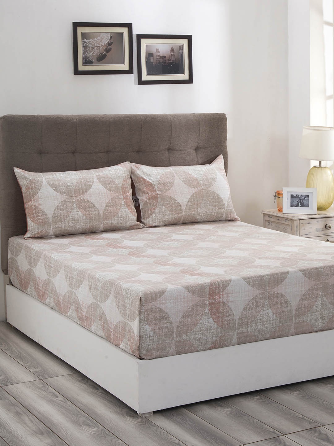 MASPAR Peach-Coloured & Grey Geometric 210 TC Cotton 1 Queen Bedsheet with 2 Pillow Covers
MASPAR Peach-Coloured & Grey Geometric 210 TC Cotton 1 Queen Bedsheet with 2 Pillow Covers