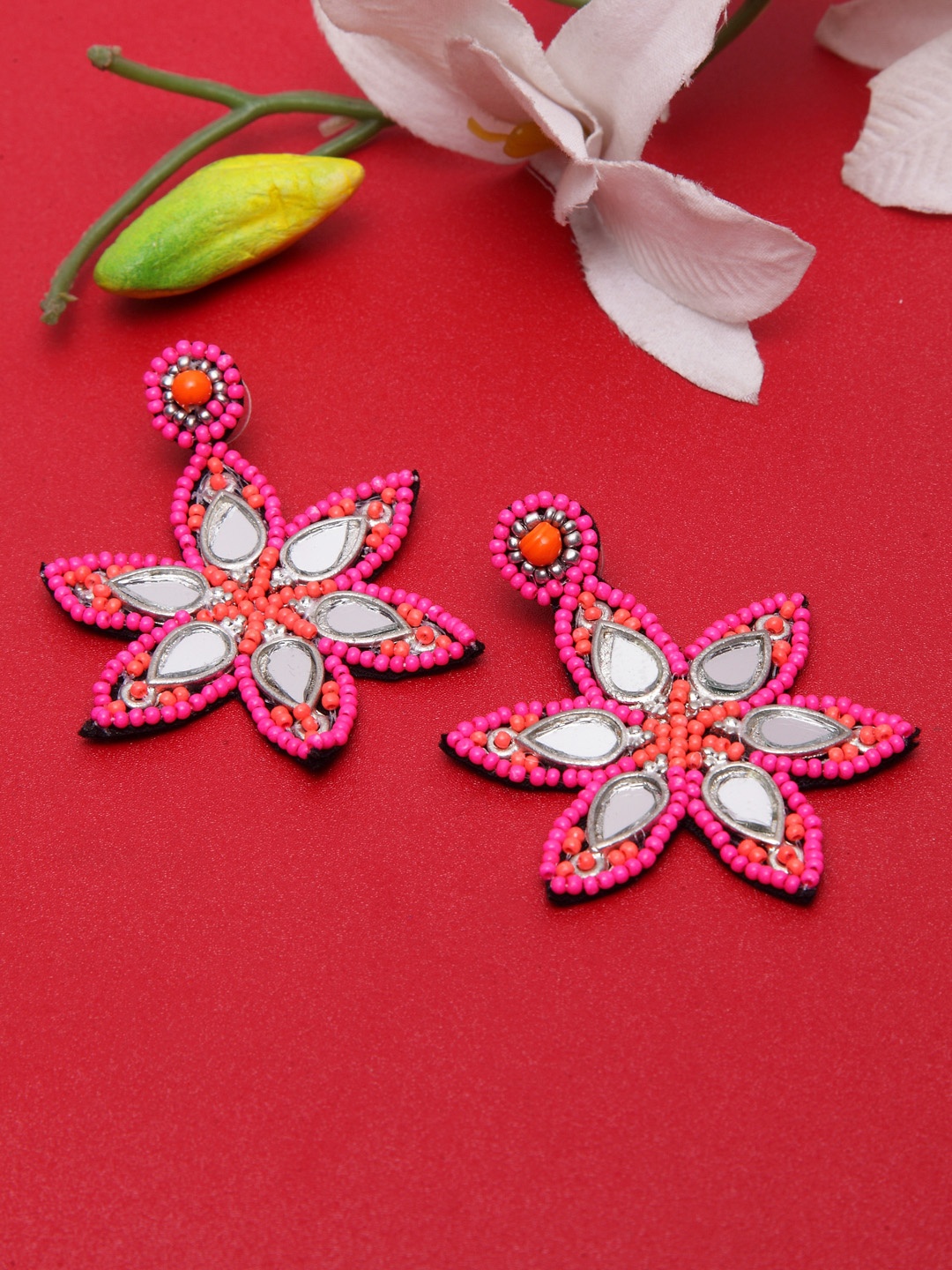 Moedbuille Oxidised Pink & Silver-Toned Brass-Plated Handcrafted Tribal Filigree Earrings
Moedbuille Oxidised Pink & Silver-Toned Brass-Plated Handcrafted Tribal Filigree Earrings