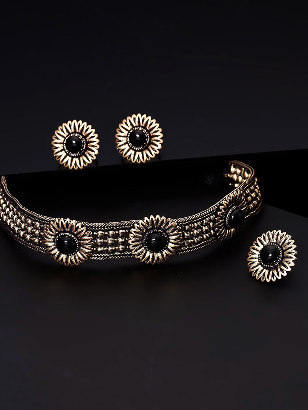 Yellow Chimes Oxidised Brass-Plated Gold-Toned & Black Stone Studded Floral Design Choker Jewellery Set
Yellow Chimes Oxidised Brass-Plated Gold-Toned & Black Stone Studded Floral Design Choker Jewellery Set