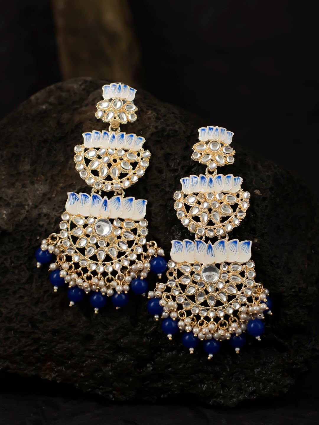 Sukkhi Blue & Gold-Plated Lotus Meenakari Kundan Chandelier Crescent Shaped Chandbalis
Sukkhi Blue & Gold-Plated Lotus Meenakari Kundan Chandelier Crescent Shaped Chandbalis