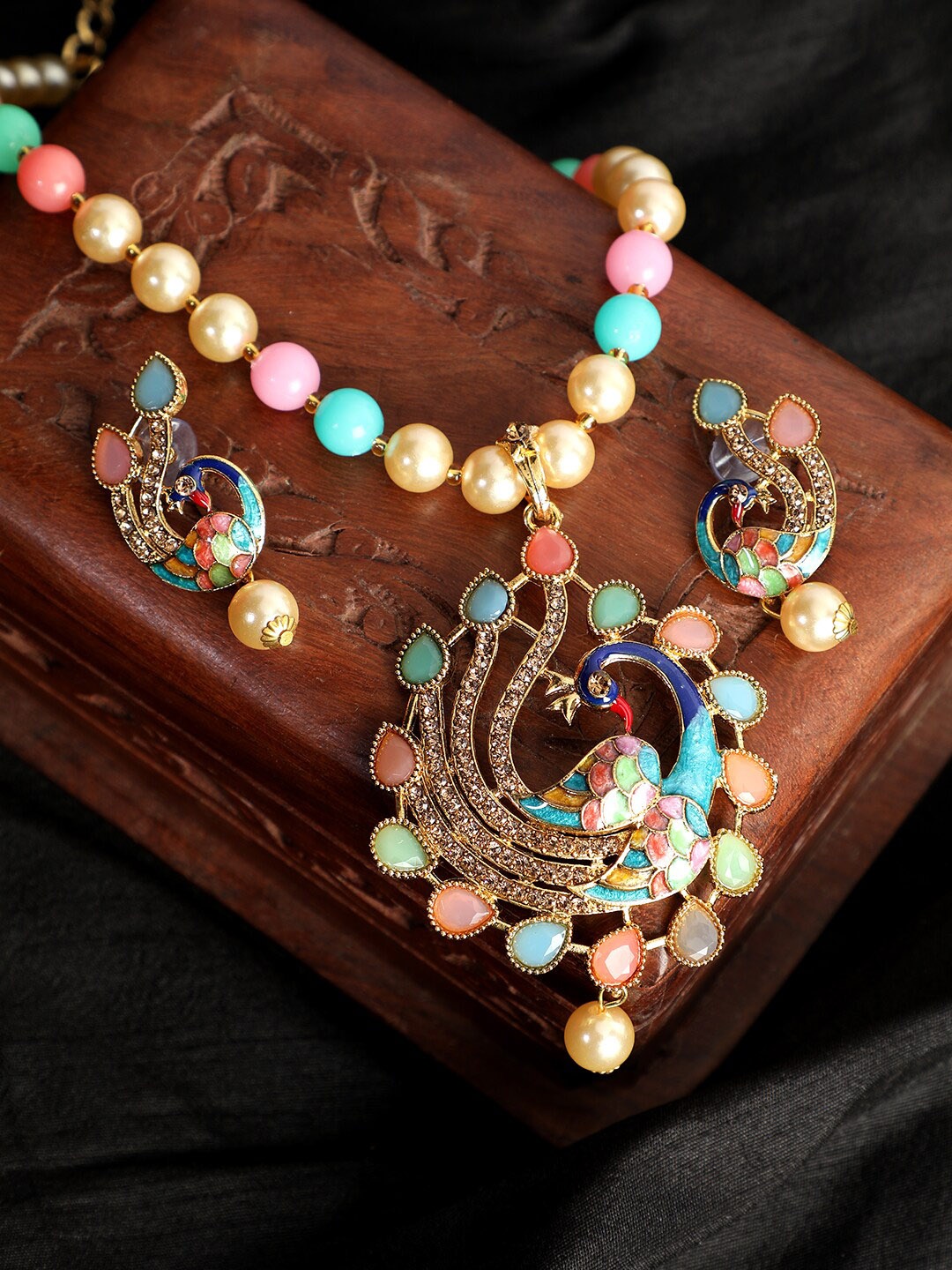 ANIKAS CREATION Gold-Plated Blue & Pink Stone-Studded & Pearl Beaded Meenakari Jewellery Set
ANIKAS CREATION Gold-Plated Blue & Pink Stone-Studded & Pearl Beaded Meenakari Jewellery Set