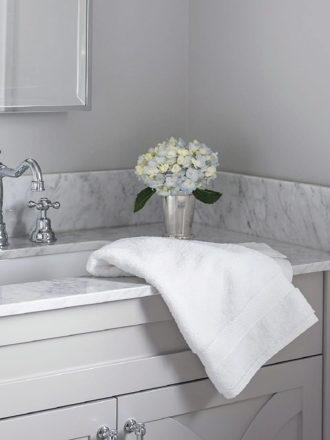 AMOUVE Set Of 2 White Solid 700 GSM Chemical Free Sustainable Super Soft Hand Towels
AMOUVE Set Of 2 White Solid 700 GSM Chemical Free Sustainable Super Soft Hand Towels